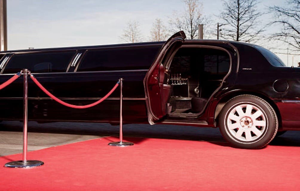 Lincoln 10 Passenger Black Red Carpet